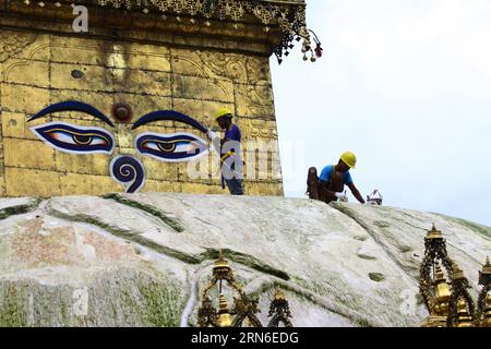 (150723) -- KATMANDOU, 22 juillet 2015 -- des travailleurs travaillent à la reconstruction de Swayambhunath Stupa à Katmandou, Népal, 22 juillet 2015. Après des tremblements de terre massifs, le nombre de touristes pour visiter Swayambhunath Stupa, un site du patrimoine mondial de l'UNESCO au Népal, est en augmentation. NÉPAL-KATHMANDU-RECONSTRUCTION-SITE DU PATRIMOINE MONDIAL SunilxSharma PUBLICATIONxNOTxINxCHN 150723 Katmandou juillet 22 2015 les travailleurs travaillent à la reconstruction de Swayambhunath Stupa à Katmandou Népal juillet 22 2015 après des tremblements de terre massifs le nombre de touristes à visiter Swayambhunath Stupa un site du patrimoine mondial de l'UNESCO EST principalement N Banque D'Images