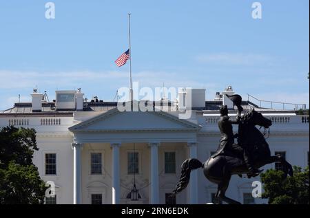 Un drapeau national des États-Unis flotte à mi-état-major à la Maison Blanche à Washington, DC, le 21 juillet 2015. Le président AMÉRICAIN Barack Obama a ordonné mardi que les drapeaux soient abaissés à moitié d'état-major dans les bâtiments fédéraux à travers le pays jusqu'au 25 juillet pour honorer les membres du service militaire tués la semaine dernière à Chattanooga, Tennessee. U.S.-WASHINGTON-SHOOTINGS-HALF-STAFF YinxBogu PUBLICATIONxNOTxINxCHN un drapeau national des États-Unis FLOTTE À mi-personnel À la Maison Blanche à Washington DC juillet 21 2015 le président américain Barack Obama a ordonné que les drapeaux Thatcher soient abaissés à mi-personnel DANS les bâtiments fédéraux Banque D'Images