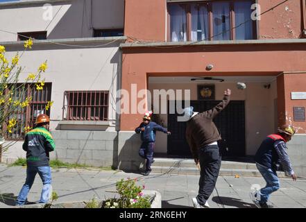 (150723) -- LA PAZ, le 22 juillet 2015 -- les membres du Comité civique de Potosi (COMCIPO, pour son acronyme en espagnol), prennent part à une manifestation à la Paz, Bolivie, le 22 juillet 2015. Au moins cinq personnes ont été blessées, dont des civils et des policiers mercredi, lors de l'affrontement entre des policiers anti-émeutes et des manifestants après qu'ils ont tenté de prendre le siège du vice-ministère de la sécurité citoyenne de Bolivie. /ABI) (jp) BOLIVIA-LA PAZ-SOCIETY-PROTEST JorgexMamani PUBLICATIONxNOTxINxCHN 150723 la Paz juillet 22 2015 les membres du Comité civique de Potosi pour son acronyme en espagnol participent à un Pr Banque D'Images