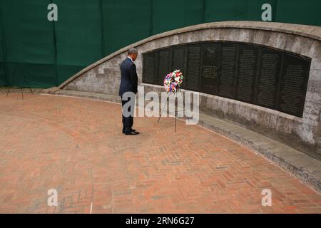 Le président américain Barack Obama rend hommage en silence après avoir déposé une gerbe au Memorial Park du 7 août pour rendre hommage aux victimes de l'explosion de la bombe du 7 août 1998 à l'ambassade des États-Unis à Nairobi, au Kenya, le 25 juillet 2015. Le 7 août 1998, l'ambassade des États-Unis au Kenya a été bombardée par un groupe terroriste lié à Al-Qaïda, où plus de 200 personnes ont perdu la vie et environ 5 000 ont été blessées. KENYA-NAIROBI-U.S.-OBAMA-VISIT JohnxOkoyo PUBLICATIONxNOTxINxCHN le président de l'Université Barack Obama se tient en hommage silencieux après avoir déposé une couronne AU Parc commémoratif du 7 août pour rendre hommage à la victime Banque D'Images