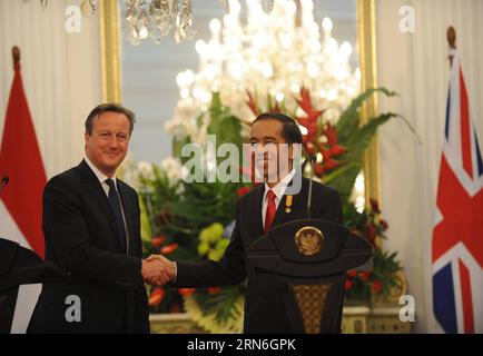 (150727) -- JAKARTA, le 27 juillet 2015 -- le président indonésien Joko Widodo (à droite) serre la main du premier ministre britannique David Cameron après une conférence de presse conjointe au palais du président à Jakarta, Indonésie, le 27 juillet 2015. David Cameron entame lundi une tournée en Asie du Sud-est, dans une mission de commerce et de diplomatie conçue pour étendre l influence de la Grande-Bretagne au-delà de l UE. (Zjy) INDONÉSIE-JAKARTA-GRANDE-BRETAGNE-PM-VISIT AgungxKuncahyaxB. PUBLICATIONxNOTxINxCHN 150727 Jakarta juillet 27 2015 le président indonésien Joko Widodo serre la main du Premier ministre britannique David Cameron après une conférence de presse conjointe Banque D'Images