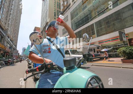 (150728) -- SHANGHAI, 28 juillet 2015 -- Un livreur boit de l'eau dans une rue de Shanghai, dans l'est de la Chine, le 28 juillet 2015. La température maximale de Shanghai a atteint mardi 38,4 degrés centigrades. ) (Zhs) CHINA-SHANGHAI-HEAT (CN) DingxTing PUBLICATIONxNOTxINxCHN 150728 Shanghai juillet 28 2015 un livreur boit de l'eau DANS une rue à Shanghai Chine orientale juillet 28 2015 la température maximale de Shanghai a atteint mardi 38 4 degrés centigrades zhs Chine Shanghai Heat CN DingxTing PUBLICATIONxNOTxINxCHN Banque D'Images