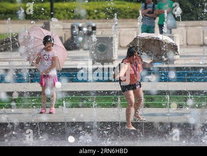 (150728) -- SHANGHAI, 28 juillet 2015 -- des citoyens se balancent devant une fontaine à Shanghai, dans l'est de la Chine, le 28 juillet 2015. La température maximale de Shanghai a atteint mardi 38,4 degrés centigrades. ) (Zhs) CHINA-SHANGHAI-HEAT (CN) DingxTing PUBLICATIONxNOTxINxCHN 150728 Shanghai juillet 28 2015 les citoyens s'attardent à une fontaine à Shanghai Chine orientale juillet 28 2015 la température maximale de Shanghai a atteint mardi 38 4 degrés centigrades zhs Chine Shanghai Heat CN DingxTing PUBLICATIONxNOTxINxCHN Banque D'Images