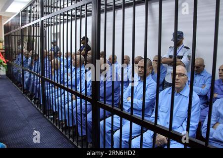 AKTUELLES ZEITGESCHEHEN Libyen : Prozess gegen Funktionäre der Kadhafi-Regierung (150728) -- TRIPOLI, le 28 juillet 2015 -- des responsables de l'ère Kadhafi attendent leur procès dans une cage de prison à Tripoli, Libye, le 28 juillet 2015. Un tribunal libyen a condamné mardi Saif al-Islam Kadhafi, fils de l’ancien dirigeant Mouammar Kadhafi, à mort, selon les ressources judiciaires locales. Le tribunal basé à Tripoli a également statué sur huit autres hauts responsables de l'ancien gouvernement, dont l'ancien chef de la sécurité, Abdullah al-Senussi.) (djj) LIBYE-SAIF KADHAFI-CONDAMNATION À MORT HamzaxTurkia PUBLICATIONxNOTxINxCHN News C Banque D'Images