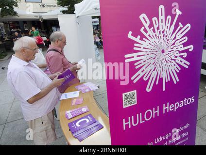 (150728) -- ZAGREB, le 28 juillet 2015 -- les gens lisent des dépliants lors d'un événement marquant la Journée mondiale contre l'hépatite à Zagreb, capitale de la Croatie, le 28 juillet 2015.) CROATIE-ZAGREB-JOURNÉE MONDIALE DE L'HÉPATITE MisoxLisanin PUBLICATIONxNOTxINxCHN 150728 Zagreb juillet 28 2015 célébrités Lire les dépliants pour marquer la Journée mondiale de l'hépatite à Zagreb capitale de la Croatie 28 2015 juillet Croatie Zagreb Journée mondiale de l'hépatite MisoxLisanin PUBLICATIONxNOTxINxCHN Banque D'Images