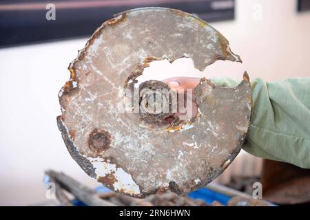 (150729) -- HARBIN, 29 juillet 2015 -- une photo prise le 28 juillet 2015 montre des reliques excavées dans les restes du célèbre quartier général de l'unité 731 du Japon à Harbin, dans la province du Heilongjiang du nord-est de la Chine. Des fosses d incinération et des traces d explosifs laissées par les envahisseurs japonais détruisant des preuves ont été trouvées sur les restes du célèbre quartier général de l unité 731 à Harbin. Les nouvelles découvertes faisaient partie d'une opération visant à détruire un laboratoire de bactéries et à brûler des installations expérimentales sur le site. L'unité 731 était une base de recherche top secrète sur la guerre biologique et chimique établie à Harbin en 1935 sous le nom de c Banque D'Images