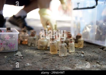 (150729) -- HARBIN, 29 juillet 2015 -- une photo prise le 28 juillet 2015 montre des reliques excavées dans les restes du célèbre quartier général de l'unité 731 du Japon à Harbin, dans la province du Heilongjiang du nord-est de la Chine. Des fosses d incinération et des traces d explosifs laissées par les envahisseurs japonais détruisant des preuves ont été trouvées sur les restes du célèbre quartier général de l unité 731 à Harbin. Les nouvelles découvertes faisaient partie d'une opération visant à détruire un laboratoire de bactéries et à brûler des installations expérimentales sur le site. L'unité 731 était une base de recherche top secrète sur la guerre biologique et chimique établie à Harbin en 1935 sous le nom de c Banque D'Images