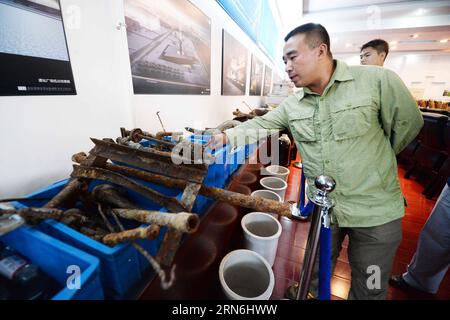 (150729) -- HARBIN, 29 juillet 2015 -- Un chercheur montre des reliques excavées dans les restes du célèbre quartier général de l'unité 731 du Japon à Harbin, dans la province du Heilongjiang du nord-est de la Chine, le 28 juillet 2015. Des fosses d incinération et des traces d explosifs laissées par les envahisseurs japonais détruisant des preuves ont été trouvées sur les restes du célèbre quartier général de l unité 731 à Harbin. Les nouvelles découvertes faisaient partie d'une opération visant à détruire un laboratoire de bactéries et à brûler des installations expérimentales sur le site. L'unité 731 était une base de recherche sur la guerre biologique et chimique top secrète établie à Harbin en 1935 sous le nom de ce Banque D'Images