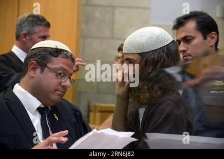 (150729) -- JÉRUSALEM, 29 juillet 2015 -- Ynon Reuveni (à droite, devant) est vu au tribunal de première instance de Nazareth, Israël, le 29 juillet 2015. Deux jeunes juifs d'extrême droite ont été inculpés mercredi pour avoir incendié une célèbre église catholique le mois dernier dans l'une des plus graves attaques anti-chrétiennes en Israël, ont déclaré mercredi des responsables israéliens. Selon l'acte d'accusation, rendu au tribunal de première instance de Nazareth, Ynon Reuveni, 20 ans, et Yehuda Assraf, 19 ans, faisaient partie d'un groupe qui a mis le feu à la multiplication des pains et des poissons église sur la mer de Galilée dans le nord d'Israël au début du 18 juin. L'église marque Th Banque D'Images