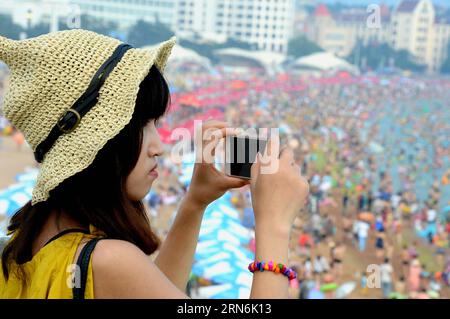 (150730) -- QINGDAO, 30 juillet 2015 -- les touristes visitent la plage de baignade n°1 à Qingdao, dans la province du Shandong de l est de la Chine, le 30 juillet 2015. Comme la température estivale à Qingdao augmente, de nombreux toursits viennent aux plages de baignade de la ville.) (Zhs) CHINE-QINGDAO-ÉTÉ (CN) FengxJie PUBLICATIONxNOTxINxCHN 150730 Qingdao juillet 30 2015 les touristes visitent le n ° 1 Plage de baignade à Qingdao est Chine S Shan Dong province juillet 30 2015 comme la température d'été à Qingdao augmente DE NOMBREUX Toursit viennent aux plages de baignade de la ville zhs Chine Qingdao été CN FengxJie PUBLICATIONxNOTxINxCHN Banque D'Images