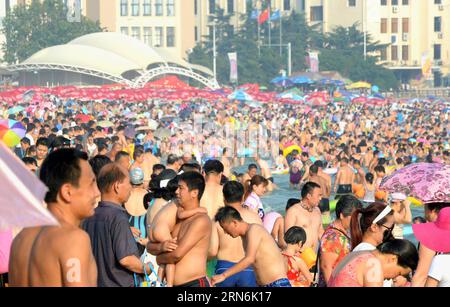 (150730) -- QINGDAO, 30 juillet 2015 -- les touristes visitent la plage de baignade n°1 à Qingdao, dans la province du Shandong de l est de la Chine, le 30 juillet 2015. Comme la température estivale à Qingdao augmente, de nombreux toursits viennent aux plages de baignade de la ville.) (Zhs) CHINE-QINGDAO-ÉTÉ (CN) FengxJie PUBLICATIONxNOTxINxCHN 150730 Qingdao juillet 30 2015 les touristes visitent le n ° 1 Plage de baignade à Qingdao est Chine S Shan Dong province juillet 30 2015 comme la température d'été à Qingdao augmente DE NOMBREUX Toursit viennent aux plages de baignade de la ville zhs Chine Qingdao été CN FengxJie PUBLICATIONxNOTxINxCHN Banque D'Images