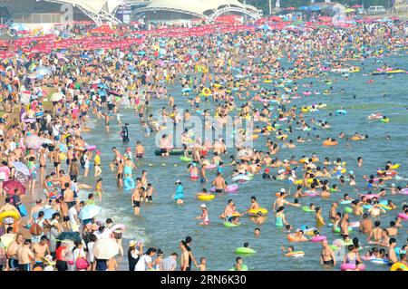 (150730) -- QINGDAO, 30 juillet 2015 -- les touristes visitent la plage de baignade n°1 à Qingdao, dans la province du Shandong de l est de la Chine, le 30 juillet 2015. Comme la température estivale à Qingdao augmente, de nombreux toursits viennent aux plages de baignade de la ville.) (Zhs) CHINE-QINGDAO-ÉTÉ (CN) FengxJie PUBLICATIONxNOTxINxCHN 150730 Qingdao juillet 30 2015 les touristes visitent le n ° 1 Plage de baignade à Qingdao est Chine S Shan Dong province juillet 30 2015 comme la température d'été à Qingdao augmente DE NOMBREUX Toursit viennent aux plages de baignade de la ville zhs Chine Qingdao été CN FengxJie PUBLICATIONxNOTxINxCHN Banque D'Images