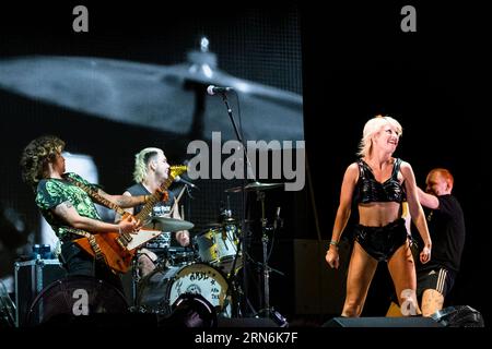 Amyl and the Sniffers – Amy Taylor et tout le groupe – sur la scène de montagne au Green Man Festival au pays de Galles, Royaume-Uni, août 2023. Photo : Rob Watkins Banque D'Images