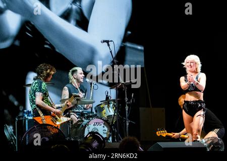 Amyl and the Sniffers – Amy Taylor et tout le groupe – sur la scène de montagne au Green Man Festival au pays de Galles, Royaume-Uni, août 2023. Photo : Rob Watkins Banque D'Images