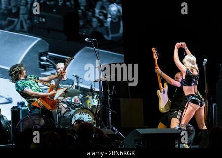 Amyl and the Sniffers – Amy Taylor et tout le groupe – sur la scène de montagne au Green Man Festival au pays de Galles, Royaume-Uni, août 2023. Photo : Rob Watkins Banque D'Images