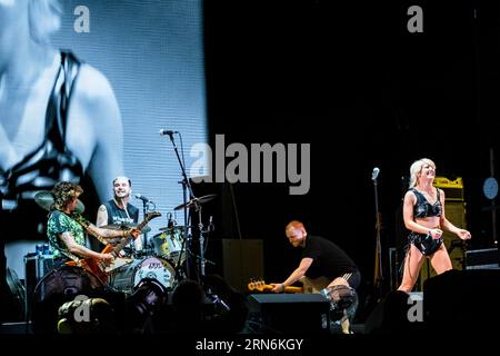 Amyl and the Sniffers – Amy Taylor et tout le groupe – sur la scène de montagne au Green Man Festival au pays de Galles, Royaume-Uni, août 2023. Photo : Rob Watkins Banque D'Images