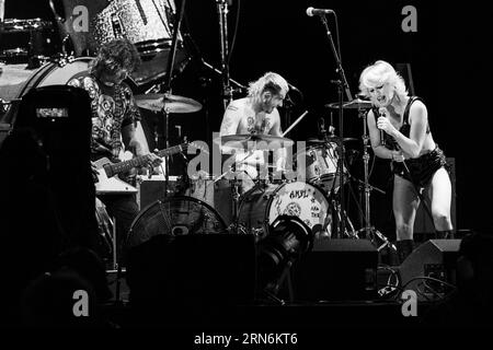 Amyl and the Sniffers – Amy Taylor et tout le groupe – sur la scène de montagne au Green Man Festival au pays de Galles, Royaume-Uni, août 2023. Photo : Rob Watkins Banque D'Images