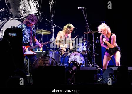 Amyl and the Sniffers – Amy Taylor et tout le groupe – sur la scène de montagne au Green Man Festival au pays de Galles, Royaume-Uni, août 2023. Photo : Rob Watkins Banque D'Images