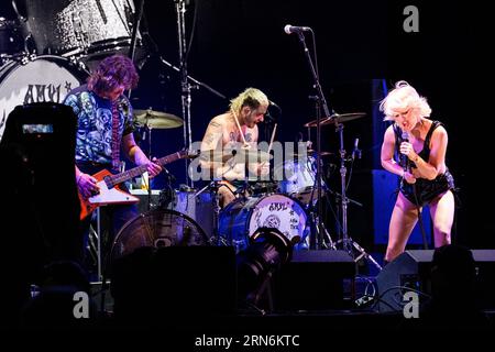 Amyl and the Sniffers – Amy Taylor et tout le groupe – sur la scène de montagne au Green Man Festival au pays de Galles, Royaume-Uni, août 2023. Photo : Rob Watkins Banque D'Images