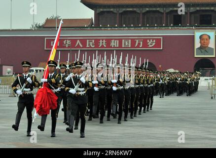 AKTUELLES ZEITGESCHEHEN Volksbefreiungsarmee Chinas : des soldats de Jahrestag der Gründung escortent le drapeau national de la Chine lors d'une cérémonie de levée de drapeau sur la place Tian anmen à Beijing, capitale de la Chine, le 1 août 2015. Une cérémonie nationale de levée de drapeau a eu lieu ici le 1 août pour célébrer le 88e anniversaire de la fondation de l Armée populaire de libération chinoise, et Beijing et Zhangjiakou ont remporté la candidature pour accueillir les Jeux olympiques d hiver de 2022. (Zwx) CHINA-BEIJING-FLAG-LEVING CEREMONY(CN) TangxZhaoming PUBLICATIONxNOTxINxCHN Actualités Actualités Peopleu0026#39;s Liberation Army China Anniv Banque D'Images