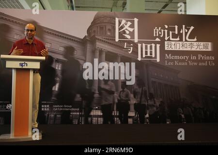 (150801) -- SINGAPOUR, 1 août 2015 -- le vice-premier ministre et ministre des Finances de Singapour, Tharman Shanmugaratnam, prononce une allocution à la cérémonie d'ouverture de l'exposition Memory in Prints : Lee Kuan Yew and US à Singapour le 1 août 2015. L'exposition présente des photos des funérailles d'État du défunt Premier ministre Lee Kuan Yew. SINGAPOUR-FIN PM-EXPOSITION BaoxXuelin PUBLICATIONxNOTxINxCHN 150801 Singapour août 1 2015 Singapour S Vice-premiers ministres et ministres des Finances Tharman Shanmugaratnam prononce une allocution lors de la cérémonie d'ouverture de la mémoire en estampes Lee Kuan Yew et de l'exposition américaine à Singa Banque D'Images