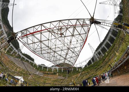 (150802) -- PINGTANG, 2 août 2015 -- la photo prise le 2 août 2015 montre le premier réflecteur du télescope sphérique à ouverture unique installé RAPIDEMENT avec succès à Qiannan, dans la province du Guizhou du sud-ouest de la Chine. L'assemblage des réflecteurs sur le télescope, avec une parabole de la taille de 30 terrains de football et située au fond des montagnes du Guizhou, est entré dans une étape clé alors que les ouvriers ont commencé à hisser le premier réflecteur ici dimanche. Lorsqu'il sera achevé en 2016, le télescope sphérique à cinq cents mètres d'ouverture (FAST) sera le plus grand au monde, dépassant l'observatoire d'Arecibo de Porto Rico, wh Banque D'Images