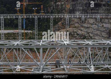 (150802) -- PINGTANG, 2 août 2015 -- une photo prise le 2 août 2015 montre des ouvriers marchant RAPIDEMENT sur le site d'assemblage du télescope sphérique à ouverture unique à Qiannan, dans la province du Guizhou du sud-ouest de la Chine. L'assemblage des réflecteurs sur le télescope, avec une parabole de la taille de 30 terrains de football et située au fond des montagnes du Guizhou, est entré dans une étape clé alors que les ouvriers ont commencé à hisser le premier réflecteur ici dimanche. Lorsqu'il sera achevé en 2016, le télescope sphérique à cinq cents mètres d'ouverture (FAST) sera le plus grand au monde, dépassant l'Observatoire d'Arecibo de Porto Rico, qui est Banque D'Images