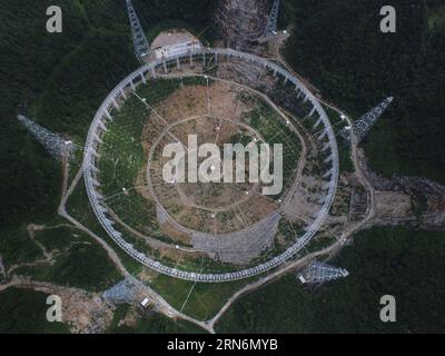 (150802) -- PINGTANG, 2 août 2015 -- la photo prise le 2 août 2015 montre une vue aérienne du site d'assemblage du télescope sphérique à ouverture unique FAST à Qiannan, dans la province du Guizhou du sud-ouest de la Chine. L'assemblage des réflecteurs sur le télescope, avec une parabole de la taille de 30 terrains de football et située au fond des montagnes du Guizhou, est entré dans une étape clé alors que les ouvriers ont commencé à hisser le premier réflecteur ici dimanche. Lorsqu'il sera achevé en 2016, le télescope sphérique à cinq cents mètres d'ouverture (FAST) sera le plus grand au monde, dépassant l'Observatoire d'Arecibo de Porto Rico, qui est Banque D'Images