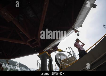 (150802) -- PINGTANG, 2 août 2015 -- la photo prise le 2 août 2015 montre un ouvrier travaillant sur le site d'assemblage du télescope sphérique à ouverture unique FAST à Qiannan, dans la province du Guizhou du sud-ouest de la Chine. L'assemblage des réflecteurs sur le télescope, avec une parabole de la taille de 30 terrains de football et située au fond des montagnes du Guizhou, est entré dans une étape clé alors que les ouvriers ont commencé à hisser le premier réflecteur ici dimanche. Quand il sera achevé en 2016, le télescope sphérique de cinq cents mètres d'ouverture (FAST) sera le plus grand du monde, dépassant l'Observatoire Arecibo de Porto Rico, qui i Banque D'Images