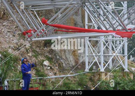 (150802) -- PINGTANG, 2 août 2015 -- la photo prise le 2 août 2015 montre un ouvrier travaillant sur le site d'assemblage du télescope sphérique à ouverture unique FAST à Qiannan, dans la province du Guizhou du sud-ouest de la Chine. L'assemblage des réflecteurs sur le télescope, avec une parabole de la taille de 30 terrains de football et située au fond des montagnes du Guizhou, est entré dans une étape clé alors que les ouvriers ont commencé à hisser le premier réflecteur ici dimanche. Quand il sera achevé en 2016, le télescope sphérique de cinq cents mètres d'ouverture (FAST) sera le plus grand du monde, dépassant l'Observatoire Arecibo de Porto Rico, qui i Banque D'Images