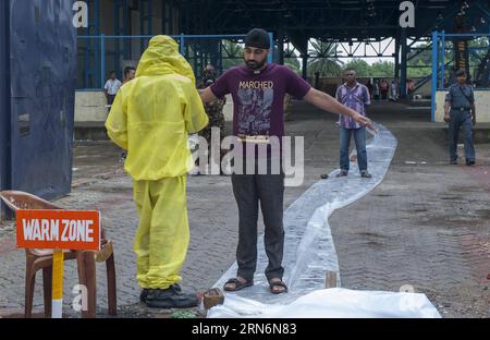 (150802) -- KOLKATA, 2 août 2015 -- des agents de sécurité indiens participent à un exercice sur les urgences chimiques, biologiques, radiologiques et nucléaires au terminal cargo de l'aéroport international Netaji Subhas Chandra Bose à Kolkata, capitale de l'État indien oriental du Bengale occidental, le 2 août 2015. La National Disaster Response Force (NDRF), l'Airports Authority of India (AAI) et d'autres groupes de gestion des catastrophes ont participé à cet exercice. ) (Zjy) INDE-KOLKATA EXERCICE DE SÉCURITÉ TumpaxMondal PUBLICATIONxNOTxINxCHN 150802 Kolkata août 2 2015 le personnel de sécurité indien participe à un exercice SUR la radio biologique chimique Banque D'Images