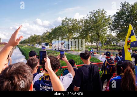 ENSCHEDE, PAYS-BAS - AOÛT 31 : les fans de Fenerbahce attendent le bus des joueurs pendant l'UEFA Europa Conference League : Play Off Round second Leg M. Banque D'Images