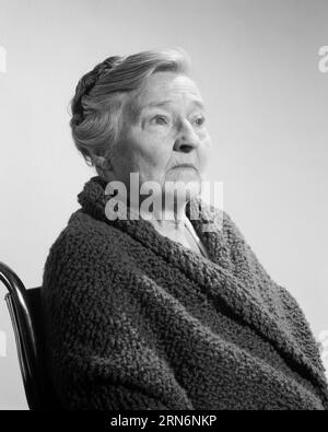 PORTRAIT DES ANNÉES 1960 D'UNE FEMME ÂGÉE ASSISE EN FAUTEUIL ROULANT PORTANT UN CHÂLE TRICOTÉ REGARDANT HORS CAMÉRA - P7097 HAR001 HARS FAIBLE ANGLE CHÂLE AÎNÉS TRICOTÉ FEMME ÂGÉE NOIR ET BLANC ETHNICITÉ CAUCASIENNE HAR001 OLD FASHIONED Banque D'Images