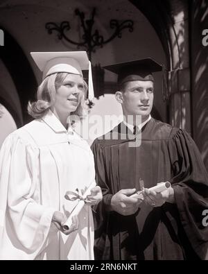 ANNÉES 1960 ADOLESCENTS GARÇONS ET FILLES DIPLÔMÉS DU SECONDAIRE PORTANT CASQUETTE ET ROBE ET DÉTENANT DES DIPLÔMES - S14824 HAR001 HARS AMITIÉ DEMI-LONGUEUR PERSONNES INSPIRATION HOMMES ADOLESCENT FILLE ADOLESCENT GARÇON DIPLÔMÉ CONFIANCE DIPLÔMÉS OBJECTIFS B&W SUCCÈS RÊVES BONHEUR ET ENTHOUSIASME CONNAISSANCE LEADERSHIP LOW ANGLE PRIDE OPPORTUNITÉ LYCÉE LYCÉES CONCEPTUEL TEENAGED MORTARBOARD DIPLÔMES JUVÉNILES CASQUETTE NOIR ET BLANC ET ROBE CAUCASIENNE ETHNICITÉ HAR001 DÉMODÉ Banque D'Images