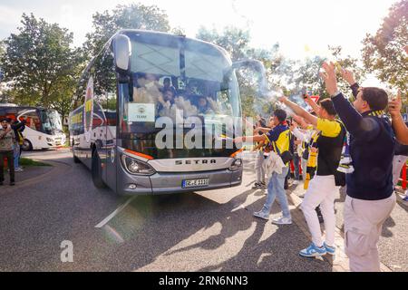 ENSCHEDE, PAYS-BAS - AOÛT 31 : les fans de Fenerbahce attendent le bus des joueurs pendant l'UEFA Europa Conference League : Play Off Round second Leg M. Banque D'Images