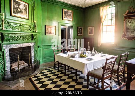 Mt VERNON, Alexandria, va — Une salle à manger au Mt. Vernon. La demeure historique de George Washington, le premier président des États-Unis, est préservée à Alexandrie. Ce domaine emblématique met en valeur la vie et l'héritage de Washington et reste un symbole durable du leadership et du patrimoine américains. Banque D'Images