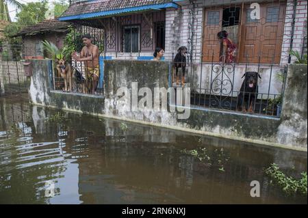 (150803) -- KOLKATA, 3 août 2015 -- une famille indienne regarde dehors de leur maison inondée à Kolkata, capitale de l'État indien oriental du Bengale occidental, 3 août 2015.) INDIA-KOLKATA-FLOOD TumpaxMondal PUBLICATIONxNOTxINxCHN 150803 Kolkata août 3 2015 à la famille indienne regarder à l'extérieur de leur maison inondée à Kolkata capitale de l'est de l'État indien Bengale OUEST août 3 2015 Inde Kolkata Flood TumpaxMondal PUBLICATIONxNOTxINxCHN Banque D'Images