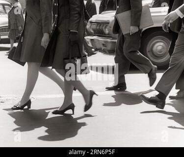 ANNÉES 1960 DÉTAILS DES ANNÉES 1970 ET DES OMBRES DE PIEDS PIÉTONS TRAVERSANT UNE VILLE RUE FEMMES DANS DES CHAUSSURES À TALONS HAUTS HOMMES SE PRESSANT À TRAVAIL - C10482 HAR001 HARS HOMMES PIÉTONS OMBRES CONFIANCE B&W SUCCÈS DÉTAILS PIÉTONS SE PRÉCIPITER ET CHOIX DE TALON ÉLEVÉ DIRECTION DE LOISIRS DANS LES PROFESSIONS DE VILLES CONCEPTUELLES PRESSANT ÉLÉGANT CROISEMENT DE MARCHE MI-ADULTE MI-ADULTE HOMME MI-ADULTE FEMME NOIR ET BLANC CAUCASIEN ETHNIE HAR001 DÉMODÉ Banque D'Images