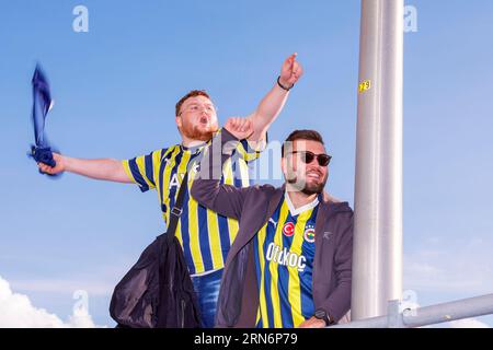 ENSCHEDE, PAYS-BAS - AOÛT 31 : fans de Fenerbahce pendant l'UEFA Europa Conference League : match de deuxième étape du FC Twente et Fener Banque D'Images