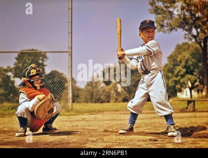 1960S LITTLE LEAGUE JEU DE BASEBALL GARÇON À BAT ET CATCHER PRÊT DERRIÈRE LA PLAQUE DE LA MAISON - KJ1585 GRD001 HARS PLEINE LONGUEUR INSPIRATION HOMMES ACTIVITÉ SPORTIVE PHYSIQUE LITTLE LEAGUE FORCE CATCHER ET EXCITATION LOISIRS FIERTÉ UNIFORMES ATHLÈTES FLEXIBILITÉ MUSCLES BALLE JEU BALLE SPORT COOPÉRATION CROISSANCE JEUNES BASEBALL BAT CAUCASIEN ETHNICITÉ OLD FASHIONED Banque D'Images