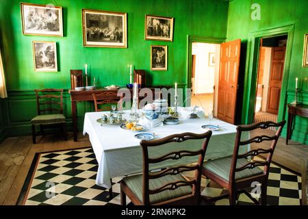 Mt VERNON, Alexandria, va — Une salle à manger au Mt. Vernon. La demeure historique de George Washington, le premier président des États-Unis, est préservée à Alexandrie. Ce domaine emblématique met en valeur la vie et l'héritage de Washington et reste un symbole durable du leadership et du patrimoine américains. Banque D'Images