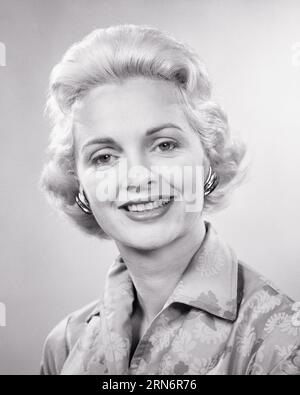 PORTRAIT DES ANNÉES 1960 DE SOURIANT BLONDE FEMME PORTANT IMPRIMÉ BLOUSE ET CLIP BOUCLES D'OREILLES REGARDANT LA CAMÉRA - G3247 HAR001 HARS ET BLOUSE CLIP SOURIRES JOYEUX ÉLÉGANT MI-ADULTE MI-ADULTE FEMME NOIR ET BLANC CAUCASIAN ETHNICITÉ HAR001 CHEVEUX COURTS À L'ANCIENNE Banque D'Images