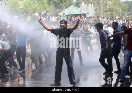 (150805) -- SRINAGAR, 5 août 2015 -- les enseignants du gouvernement cachemirien crient des slogans alors que la police indienne leur pulvérise de l'eau lors d'une manifestation à Srinagar, capitale estivale du Cachemire contrôlé par l'Inde, le 5 août 2015. La police a utilisé des cannes et tiré des dizaines d obus lacrymogènes pour disperser des centaines d enseignants du gouvernement cachemirien lors d une manifestation contre la décision du gouvernement de procéder à un test de dépistage des enseignants dans le cadre des réformes de l éducation au Cachemire sous contrôle indien. KASHMIR-SRINAGAR-TEACHERS-PROTEST JavedxDar PUBLICATIONxNOTxINxCHN 150805 Srinagar août 5 2015 les enseignants du gouvernement du Cachemire crient des slogans Banque D'Images