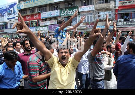 (150805) -- SRINAGAR, 5 août 2015 -- des enseignants du gouvernement cachemirien crient des slogans lors d'une manifestation à Srinagar, capitale estivale du Cachemire contrôlé par l'Inde, le 5 août 2015. La police a utilisé des cannes et tiré des dizaines d obus lacrymogènes pour disperser des centaines d enseignants du gouvernement cachemirien lors d une manifestation contre la décision du gouvernement de procéder à un test de dépistage des enseignants dans le cadre des réformes de l éducation au Cachemire sous contrôle indien. KASHMIR-SRINAGAR-TEACHERS-PROTEST JavedxDar PUBLICATIONxNOTxINxCHN 150805 Srinagar août 5 2015 les enseignants du gouvernement du Cachemire crient des slogans lors d'une manifestation à Srinagar Summer C. Banque D'Images