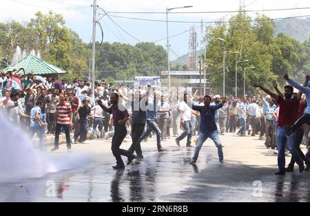 (150805) -- SRINAGAR, 5 août 2015 -- les enseignants du gouvernement cachemirien crient des slogans alors que la police indienne leur pulvérise de l'eau lors d'une manifestation à Srinagar, capitale estivale du Cachemire contrôlé par l'Inde, le 5 août 2015. La police a utilisé des cannes et tiré des dizaines d obus lacrymogènes pour disperser des centaines d enseignants du gouvernement cachemirien lors d une manifestation contre la décision du gouvernement de procéder à un test de dépistage des enseignants dans le cadre des réformes de l éducation au Cachemire sous contrôle indien. KASHMIR-SRINAGAR-TEACHERS-PROTEST JavedxDar PUBLICATIONxNOTxINxCHN 150805 Srinagar août 5 2015 les enseignants du gouvernement du Cachemire crient des slogans Banque D'Images
