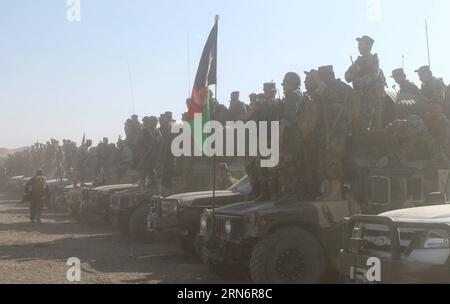 (150805) -- FARYAB, 5 août 2015 -- des soldats afghans se rassemblent autour de leurs véhicules dans un camp militaire dans la province de Faryab, au nord de l'Afghanistan, le 5 août 2015. Des unités de la police nationale afghane soutenues par l'armée ont tué 88 militants talibans au cours d'une série d'opérations à travers le pays déchiré par le conflit au cours des dernières 24 heures, a déclaré le ministère de l'intérieur du pays dans un communiqué publié ici mercredi. AFGHANISTAN-FARYAB-FORCES DE SÉCURITÉ Azorda PUBLICATIONxNOTxINxCHN 150805 Faryab août 5 2015 des soldats afghans se rassemblent autour de leurs VÉHICULES DANS un camp militaire dans la province de Faryab, au nord de l'Afghanistan août Banque D'Images