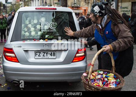 (150805) -- SANTIAGO, 5 août 2015 -- Un homme dit au revoir lors de la procession funéraire de la folkloriste chilienne Margot Loyolan à Santiago, capitale du Chili, le 5 août 2015. La folkloriste chilienne Margot Loyola lauréate du Prix National des Arts musicaux du Chili mention musicale en 1994 est décédée lundi à l'âge de 96 ans. Margot était l'une des plus importantes folkloristes de la nation avec Violeta Parra, selon la presse locale.Jorge Villegas) (jg) CHILI-SANTIAGO-CULTURE-MARGOT LOYOLA e JORGExVILLEGAS PUBLICATIONxNOTxINxCHN 150805 Santiago août 5 2015 un homme dit au revoir pendant les fêtes funéraires Banque D'Images