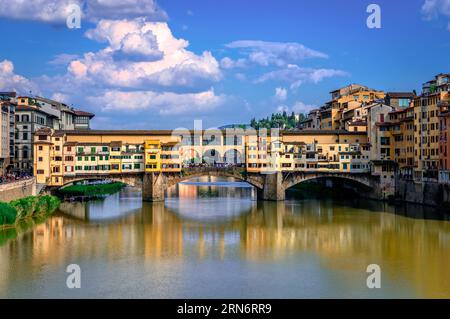 Ponte Vecchio (vieux pont) à Florence, Italie. Ce pont médiéval en pierre qui enjambe la rivière Arno, se compose de trois arches segmentaires et il a toujours Banque D'Images