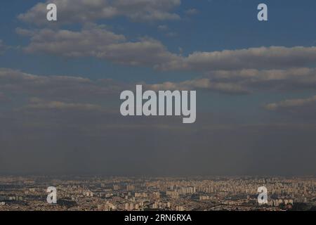 (150806) -- SAO PAULO, - la pollution atmosphérique est observée au-dessus de Sao Paulo, Brésil, le 5 août 2015. Selon la presse locale, le manque de précipitations et la faible humidité relative à Sao Paulo, a provoqué l'augmentation des niveaux de pollution. (fnc) BRÉSIL-SAO PAULO-ENVIRONMENT-POLLUTION RahelxPatrasso PUBLICATIONxNOTxINxCHN 150806 Sao Paulo la pollution de l'air EST des lacs au-dessus de Sao Paulo Brésil LE 5 2015 août selon la presse locale la laque des précipitations et une faible humidité relative à Sao Paulo a PROVOQUÉ l'augmentation des niveaux de pollution FNC Brésil Sao Paulo la pollution de l'environnement RahelxPatrasso PUBLICATIONxNOTxINxCHN Banque D'Images