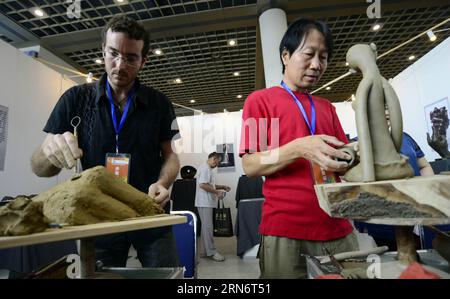 (150806) -- JINAN, 6 août 2015 -- des sculpteurs espagnols et chinois travaillent sur leurs scuptures à la Convention internationale Shungeng à Jinan, dans la province du Shandong de l est de la Chine, le 6 août 2015. La troisième Jinan Culture Expo a débuté jeudi et attire des exposants et des artistes de la maison et de l'étranger pour des œuvres de calligraphie, peinture, céramique, procesain rouge, sculpture de jade, sculpture sur bois, sculpture sur cuivre, antiquités, patrimoine culturel immatériel, etc.) (xcf) CHINA-SHANDONG-JINAN-CULTURE EXPO (CN) ZhaoxXiaoming PUBLICATIONxNOTxINxCHN 150806 Jinan août 6 2015 des sculpteurs espagnols et chinois travaillent SUR leur Scuptur Banque D'Images